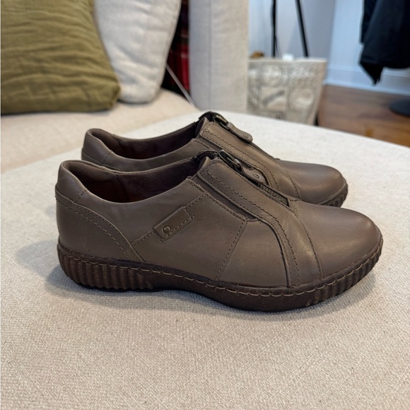 Clarks Magnolia Zip Womens Slip-On, Dark Taupe Leather, Sz 7W, NWB - Picture 4 of 11